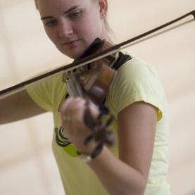 UMN student playing the violin